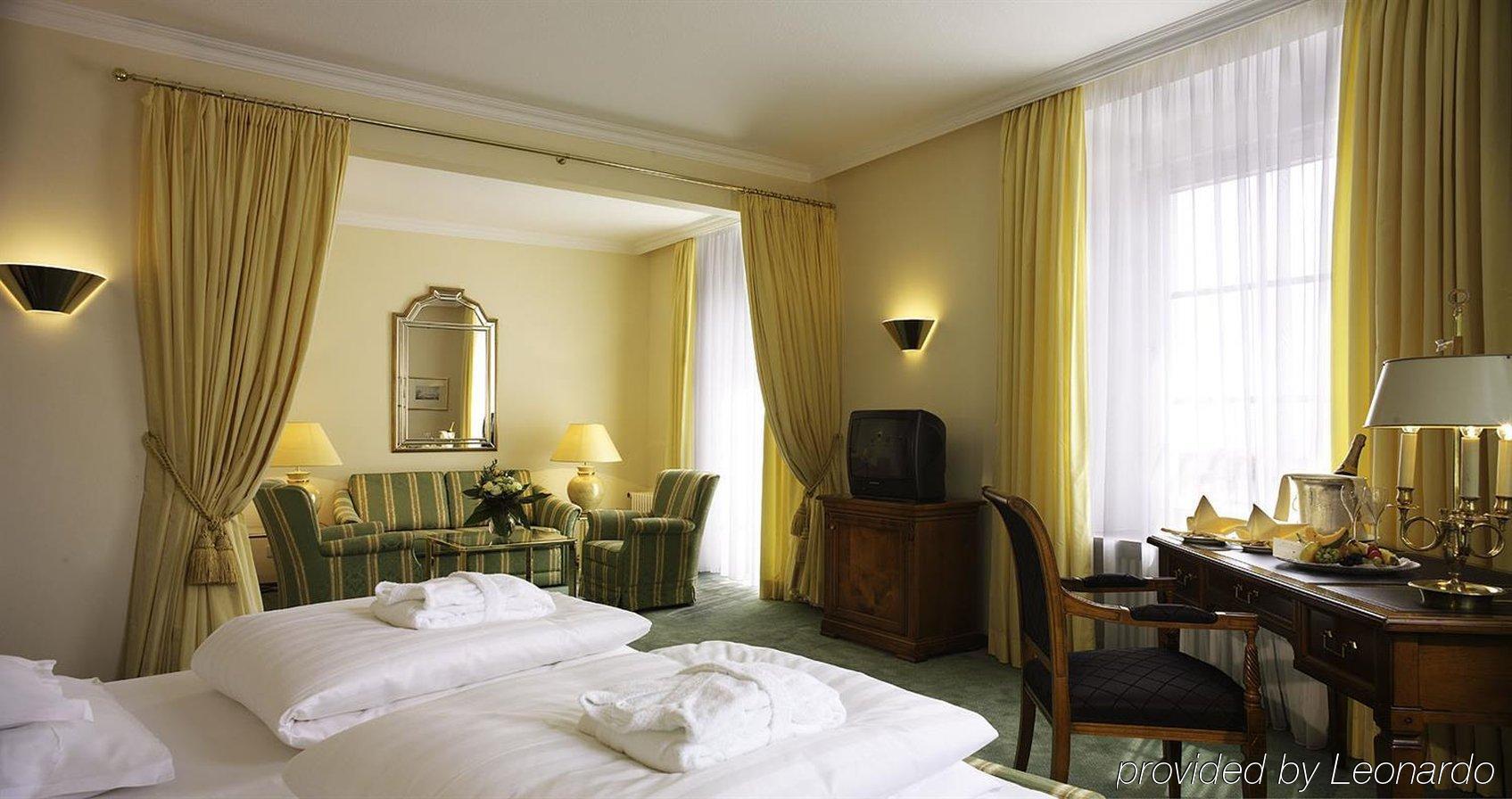 فندق بايريشا هوف لينداو الغرفة الصورة A room at the Hotel de la Ville