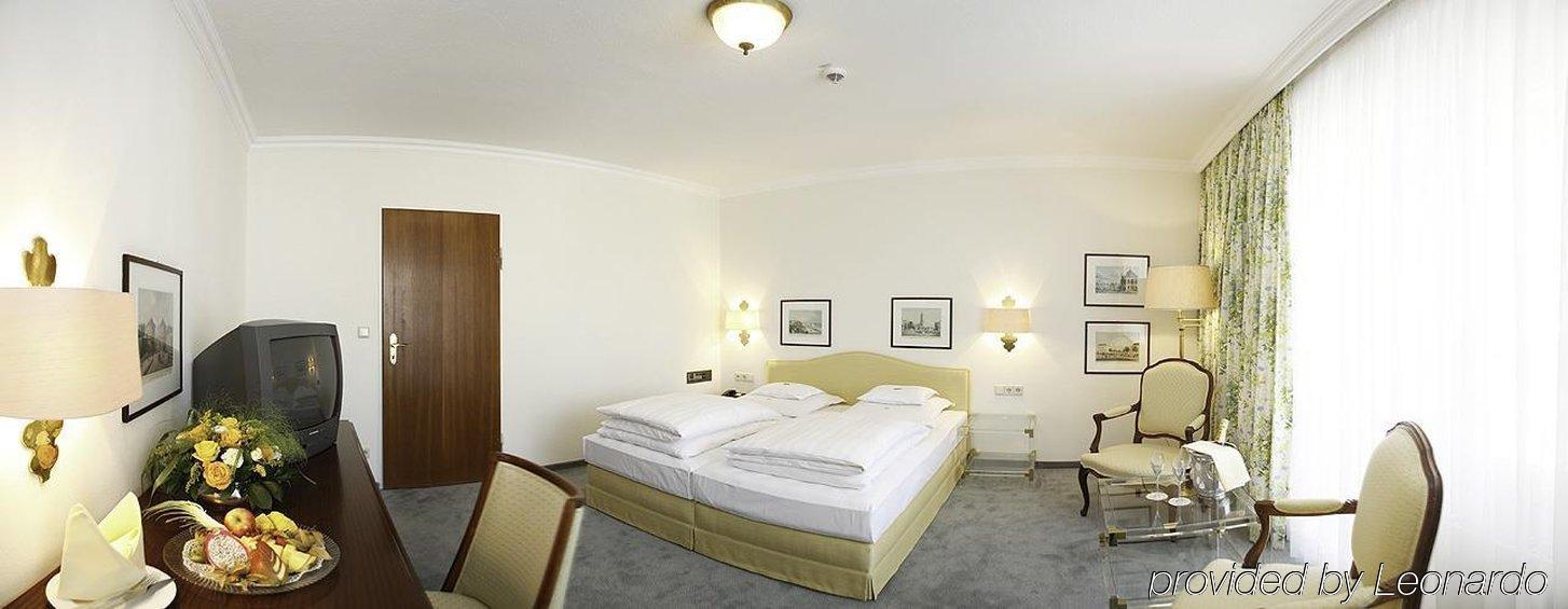 فندق بايريشا هوف لينداو الغرفة الصورة A typical hotel room