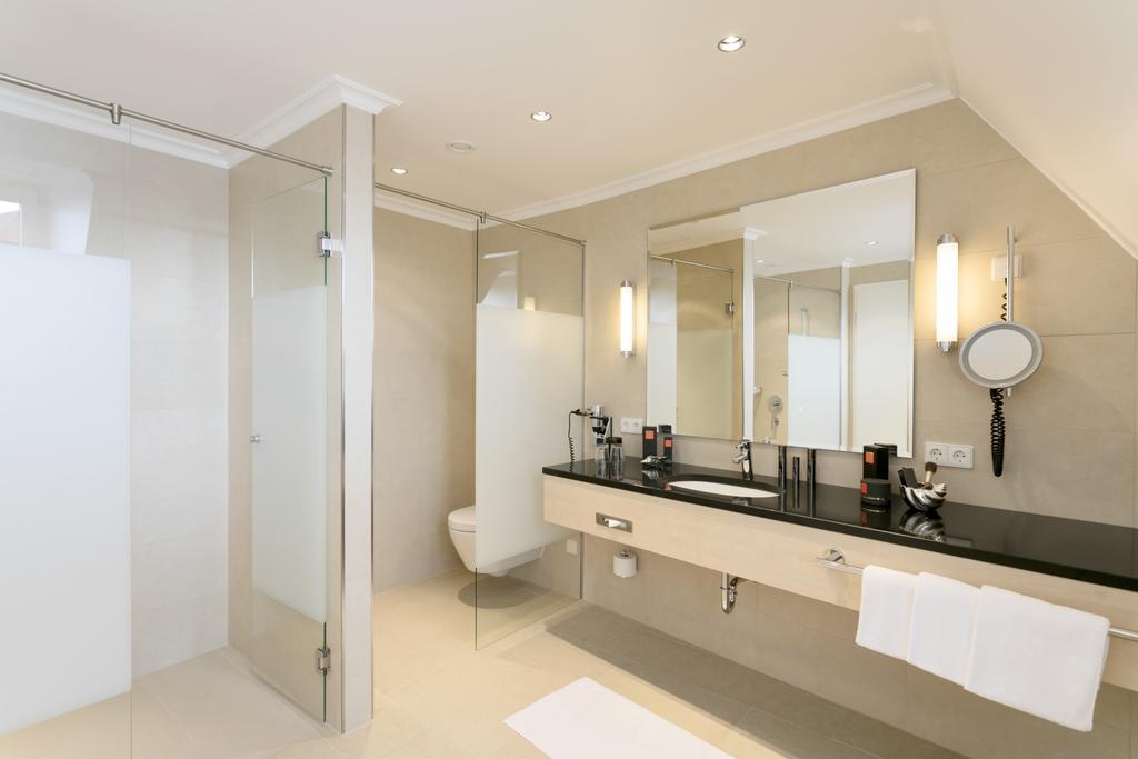 فندق بايريشا هوف لينداو المظهر الخارجي الصورة A bathroom in a hotel