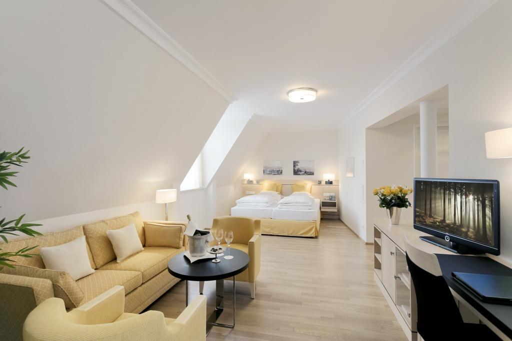 فندق بايريشا هوف لينداو المظهر الخارجي الصورة A typical room at the Hotel Axelmannstein