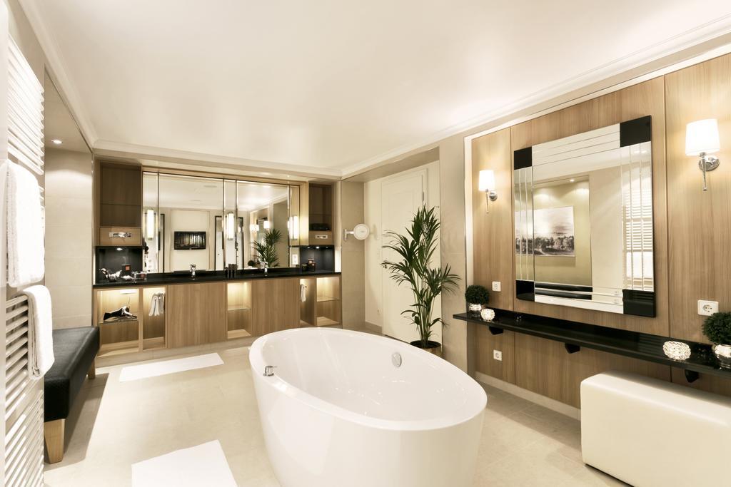 فندق بايريشا هوف لينداو المظهر الخارجي الصورة Bathroom