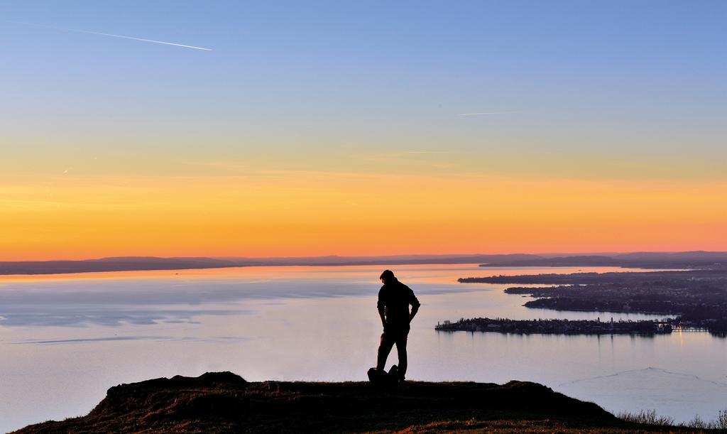فندق بايريشا هوف لينداو المظهر الخارجي الصورة Sunset over the Gulf of Riga