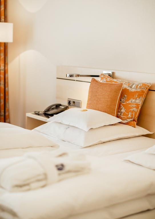فندق بايريشا هوف لينداو المظهر الخارجي الصورة A bed with cushions