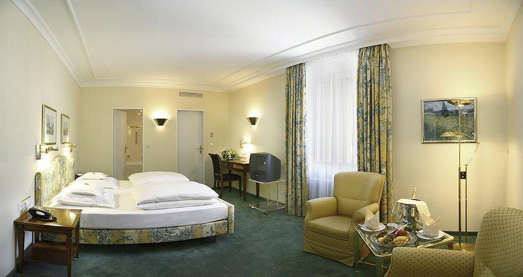 فندق بايريشا هوف لينداو المظهر الخارجي الصورة A typical hotel room
