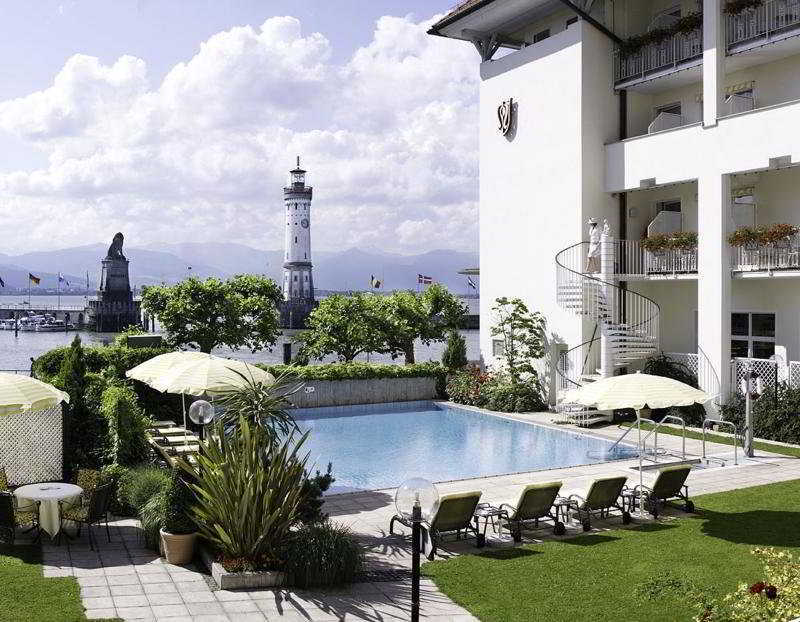 فندق بايريشا هوف لينداو المظهر الخارجي الصورة The hotel's swimming pool