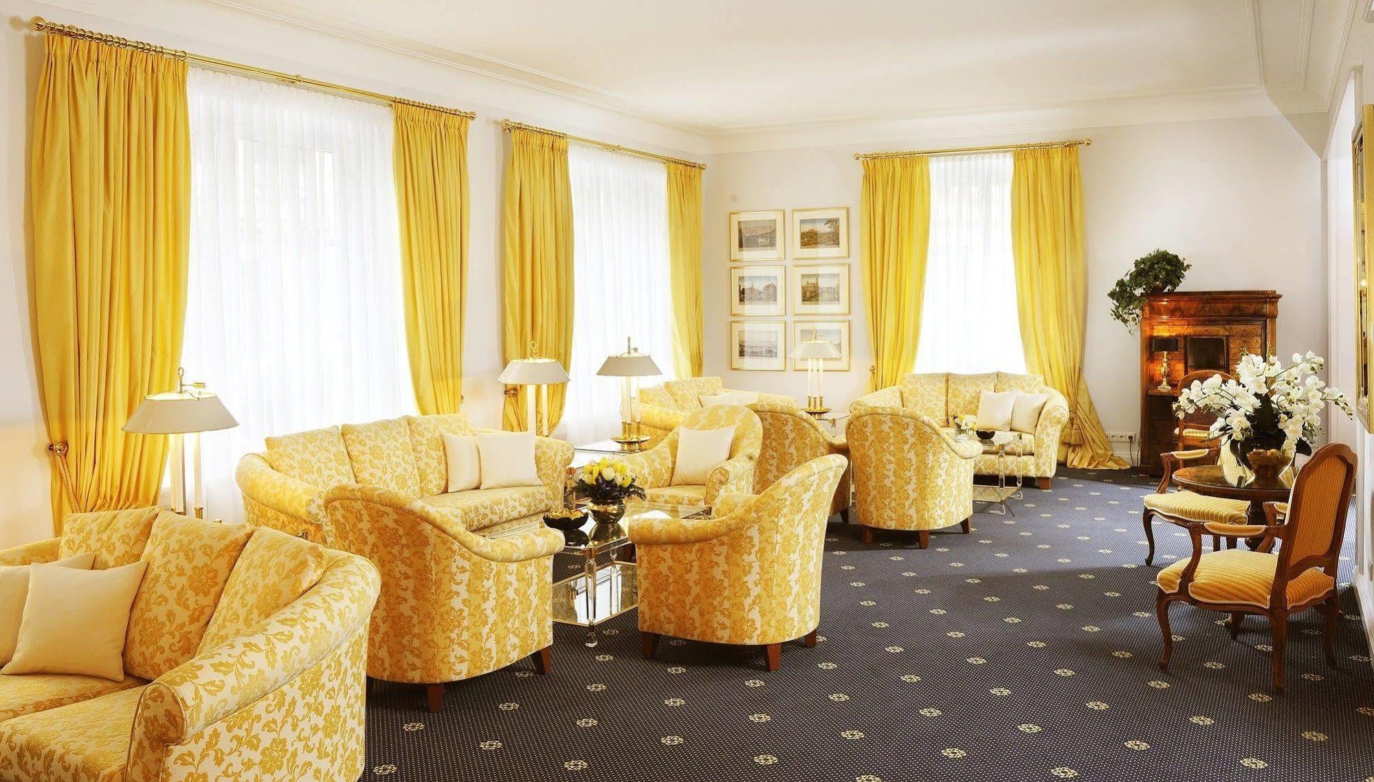 فندق بايريشا هوف لينداو المظهر الخارجي الصورة The Yellow Lounge