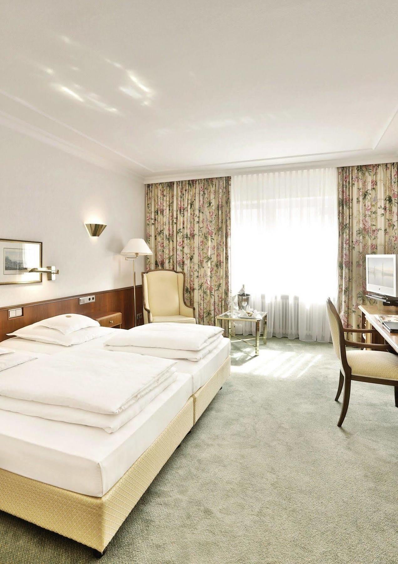 فندق بايريشا هوف لينداو المظهر الخارجي الصورة A typical room at the hotel
