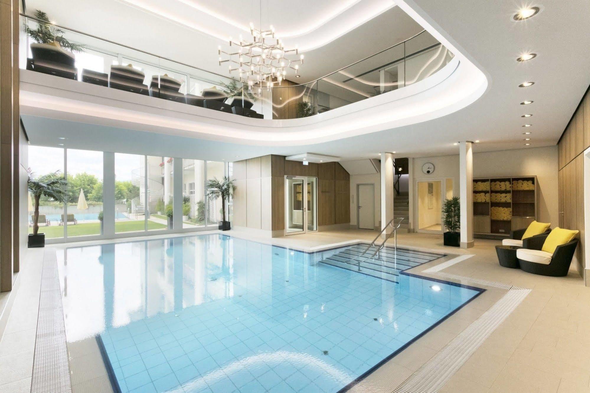 فندق بايريشا هوف لينداو المظهر الخارجي الصورة The swimming pool at the hotel