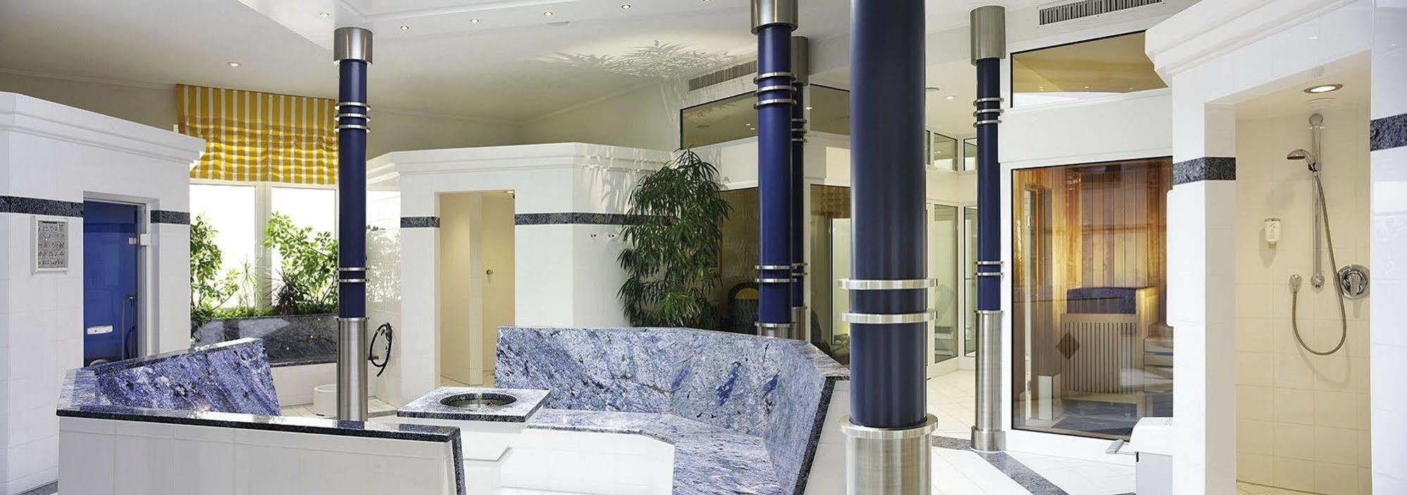 فندق بايريشا هوف لينداو المظهر الداخلي الصورة Stainless steel columns