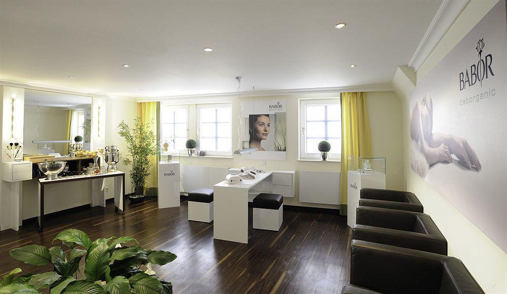 فندق بايريشا هوف لينداو المظهر الخارجي الصورة Interior of a medical practice
